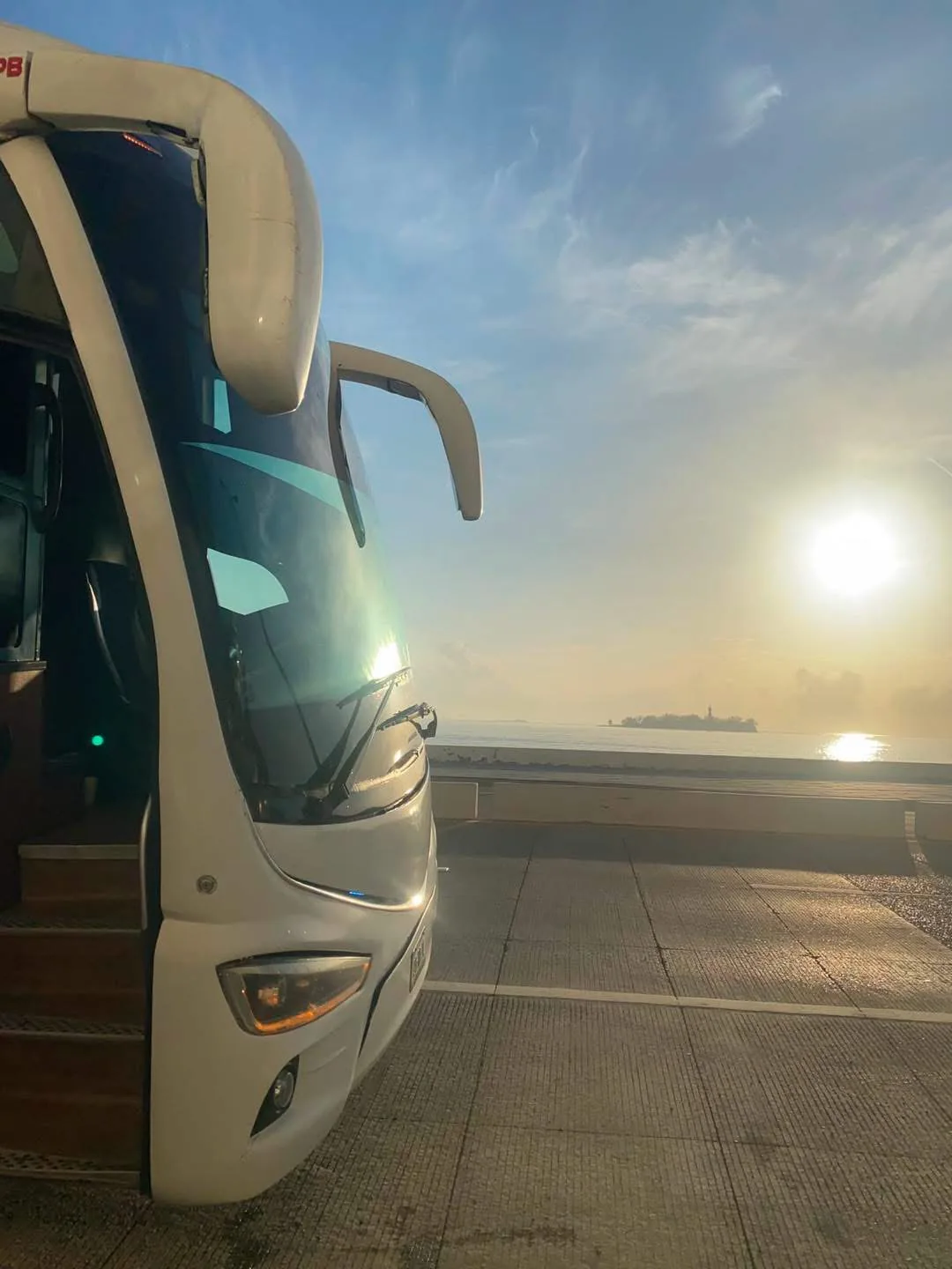 Autobús a la orilla del mar